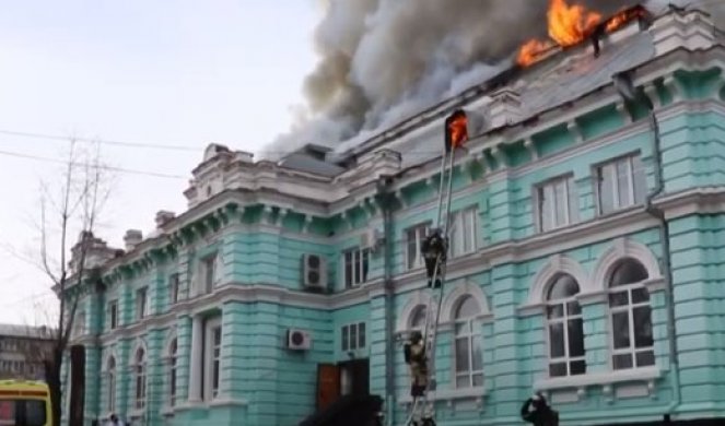 E OVO SU HEROJI! Pogledajte kako su ruski lekari usred požara OPERISALI NA OTVORENOM SRCU! (VIDEO)