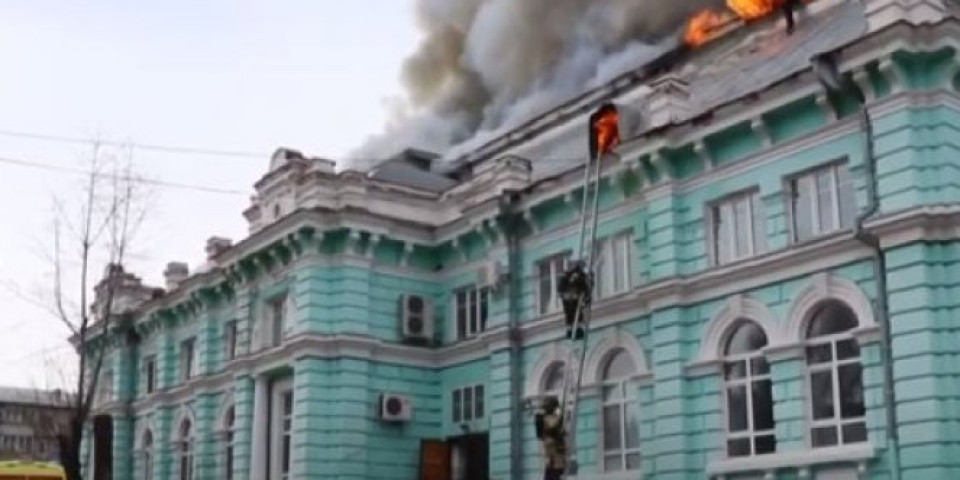 E OVO SU HEROJI! Pogledajte kako su ruski lekari usred požara OPERISALI NA OTVORENOM SRCU! (VIDEO)