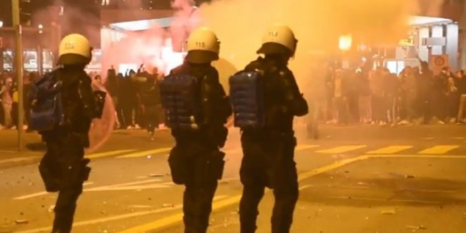 NEREDI U ŠVAJCARSKOJ, GOREO SEN GALEN! Policija gumenim mecima i suzavcem rasterala demonstrante protiv karantina! /VIDEO/