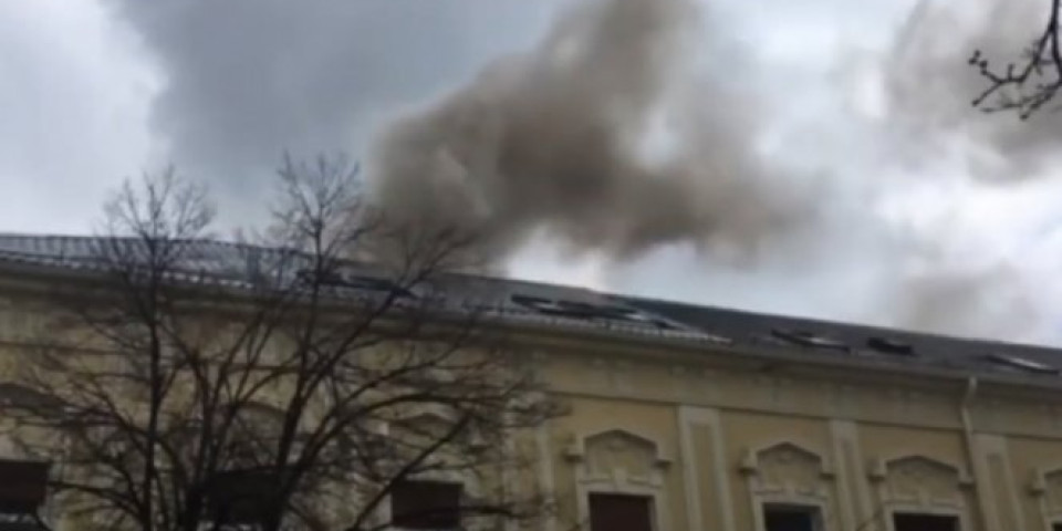 VELIKI POŽAR U ZEMUNU, vatrena stihija izbila u stambenom objektu! Video