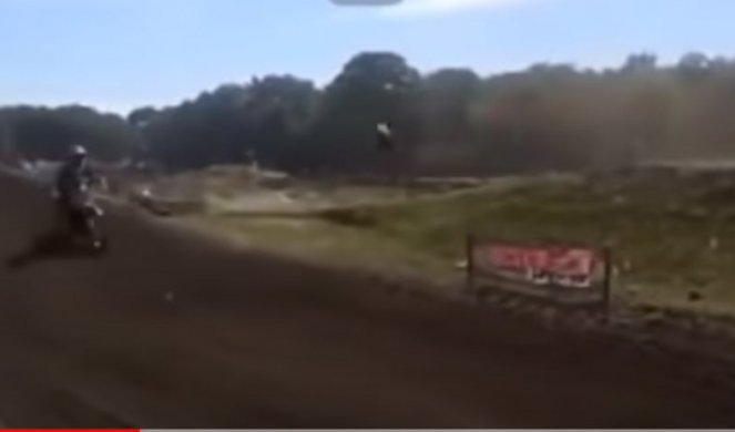 STRAVIČNO! Zvezda motokrosa jezivo pregažena u toku trke! /VIDEO/