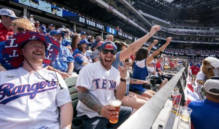 NEVEROVATNE FOTKE OBIŠLE PLANETU! Krcat stadion u Teksasu - 40.000 navijača! /VIDEO/