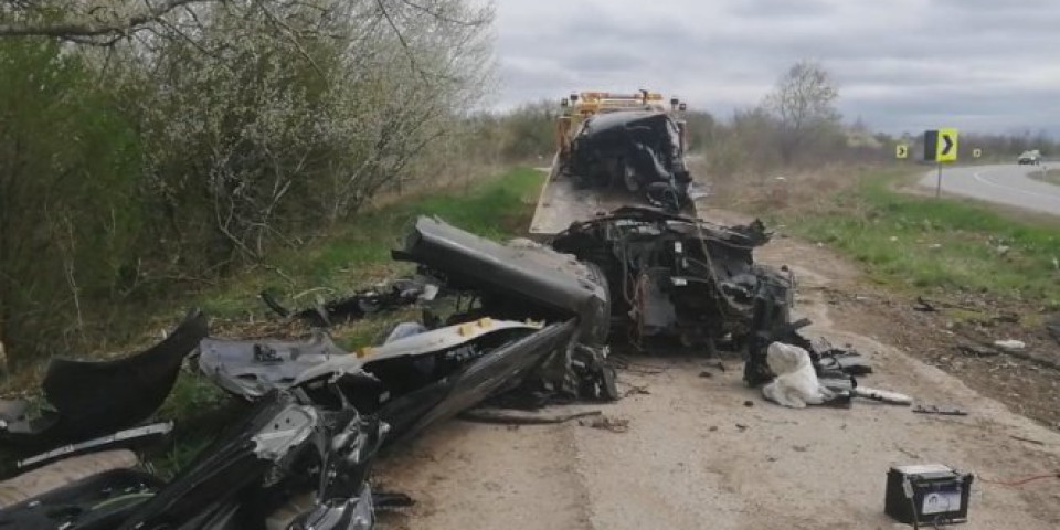 AUTOMOBIL SMRSKAN KAO DA JE OD KARTONA Stravični prizori na mestu nesreće kod Pančeva, DVOJICA MLADIĆA NA MESTU OSTALA MRTVA /VIDEO/FOTO/