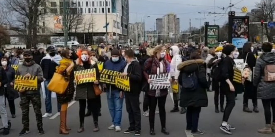 SARAJEVO NA NOGAMA, TRANSPARENT O SRBIJI SVI GLEDAJU! Građani izašli na ulice, besni jer je vlast nesposobna da obezbedi vakcine! /VIDEO/