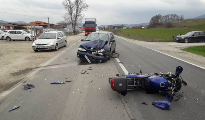 UŽASNA NESREĆA NA IBARSKOJ MAGISTRALI! Motorom direktno udario u automobil, TEŠKO POVREĐEN VOZAČ DVOTOČKAŠA!