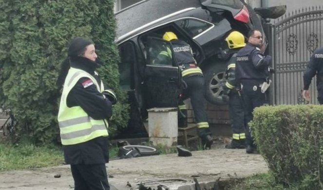 IZGUBIO KONTROLU NAD VOZILOM, PRELETO PREKO TRAVNJAKA, PA SE POPEO NA ZID KUĆE! Neviđen udes u Bačkoj Palanci! /FOTO/