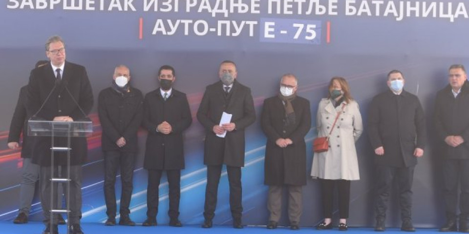 Uspeli smo da napravimo nešto pre roka, zato je u aprilu pao sneg! Predsednik Vučić na otvaranju petlje Batajnica na autoputu E75 /VIDEO/