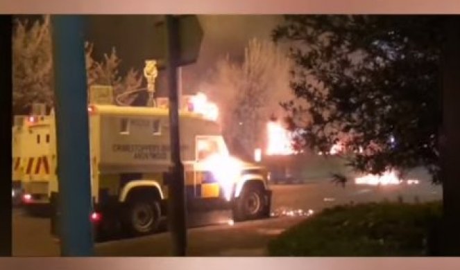 HAOS U SEVERNOJ IRSKOJ! Huligani oteli i zapalili autobus u Belfastu, sukobili se i sa policijom! /VIDEO/