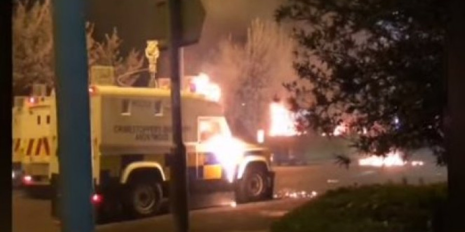 HAOS U SEVERNOJ IRSKOJ! Huligani oteli i zapalili autobus u Belfastu, sukobili se i sa policijom! /VIDEO/