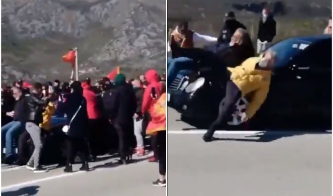 INCIDENTI U CRNOJ GORI! Komite vređale i gađale jajima policiju, bacali dimne bombe, pokušali da blokiraju vladino vozilo i prozivali Abazovića!/VIDEO/