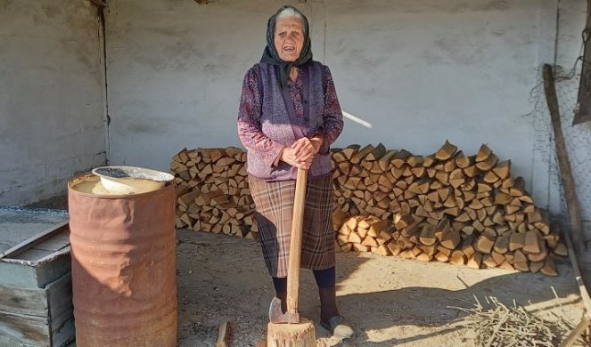 GODINAMA ŽIVOT UKRASILA! Baka Radmila sa 93 leta sama cepa drva, sprema i kuva, ONA MLADIMA SAMO JEDNO PORUČUJE/FOTO/VIDEO/