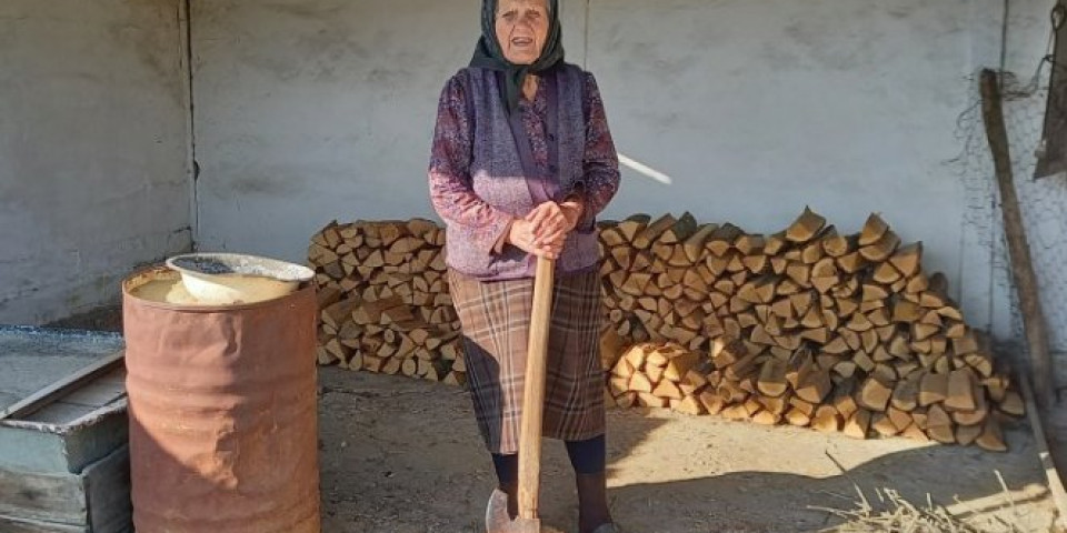 GODINAMA ŽIVOT UKRASILA! Baka Radmila sa 93 leta sama cepa drva, sprema i kuva, ONA MLADIMA SAMO JEDNO PORUČUJE/FOTO/VIDEO/