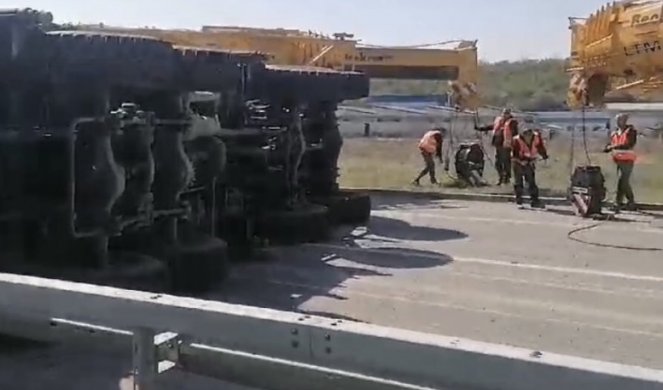 PREVRNUT KAMION LEŽI NA AUTOPUTU! U nesreći nedaleko od "Ikee" nije bilo povređenih, ZATVORENE DVE KOLOVOZNE TRAKE