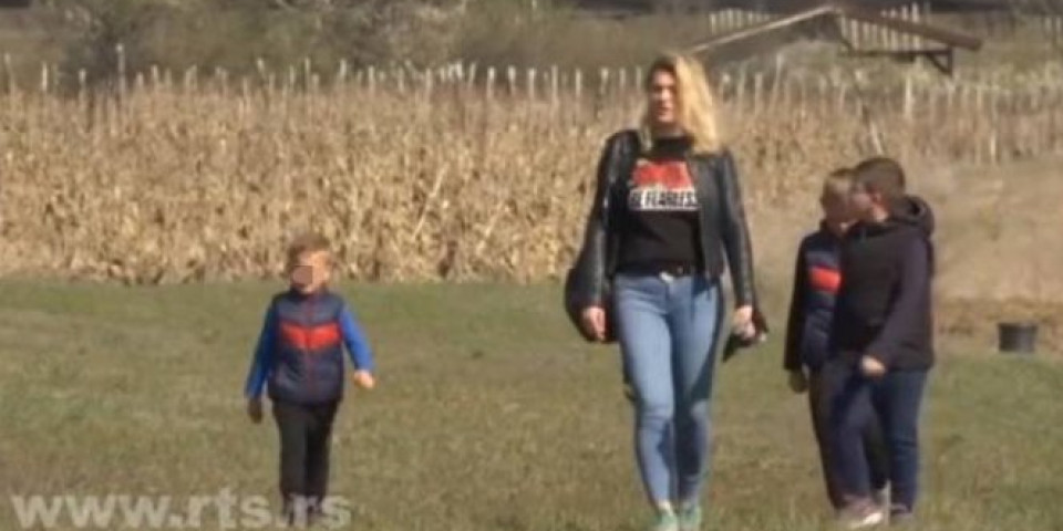 Posle 9 godina u Parizu, bračni par Manojlović sa 3 sina se vratio u selo kod Negotina: Majka otkriva da je svemu "kumovala" JEDNA REČENICA BLIZANACA DARKA I DAMJANA