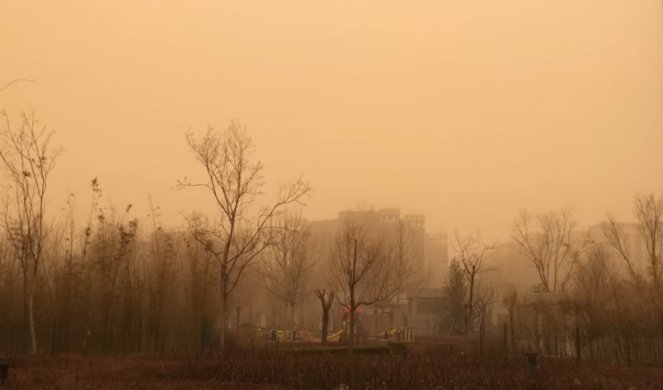 GRAĐANI PEKINGA U IZRAZITOJ OPASNOSTI! Zbog ovoga je nebo obojeno u žuto, skoro se ništa ne vidi...ovakvo stanje opasno po zdravlje!