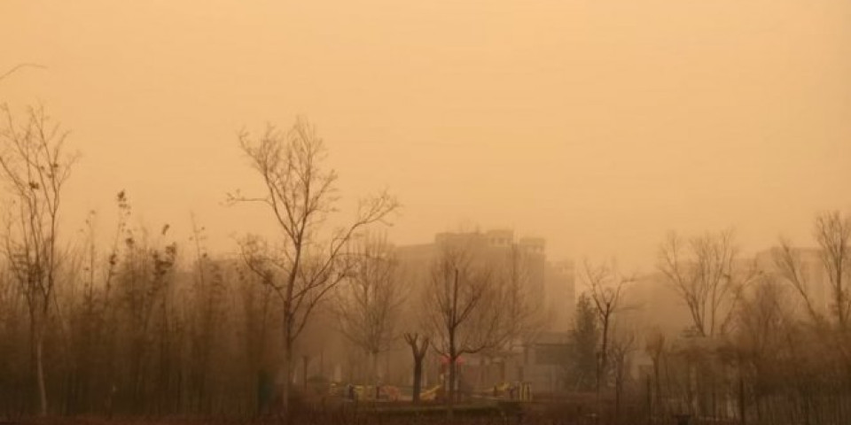 GRAĐANI PEKINGA U IZRAZITOJ OPASNOSTI! Zbog ovoga je nebo obojeno u žuto, skoro se ništa ne vidi...ovakvo stanje opasno po zdravlje!