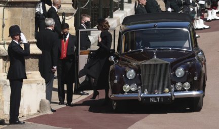 KEJT MIDLTON JEDNIM DETALJEM na sahrani princa Filipa privukla pažnju, evo šta se KRIJE IZA NJEGA! /FOTO/