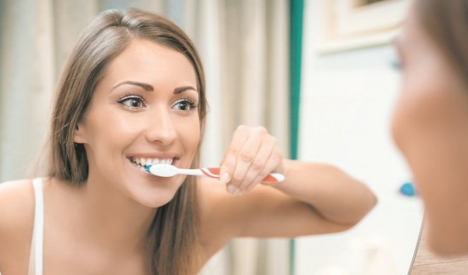 DA LI JE BOLJE PRATI ZUBE PRE ILI POSLE DORUČKA? Evo šta stomatolozi savetuju!