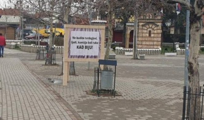 POLICIJA SPAVA, ZATRUBI DA JE PROBUDIŠ! Lukini drugovi, kojeg su PRETUKLI ALBANCI postavili transparente ispred stanice policije u Gračanici! Foto