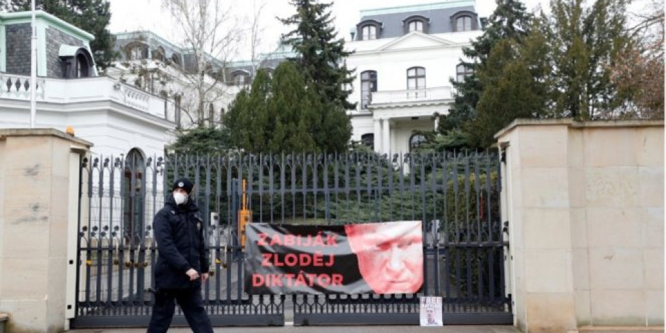 U SKLADU SA DOGOVOROM Češka ambasada u Moskvi otpustiće 79 zaposlenih Rusa!