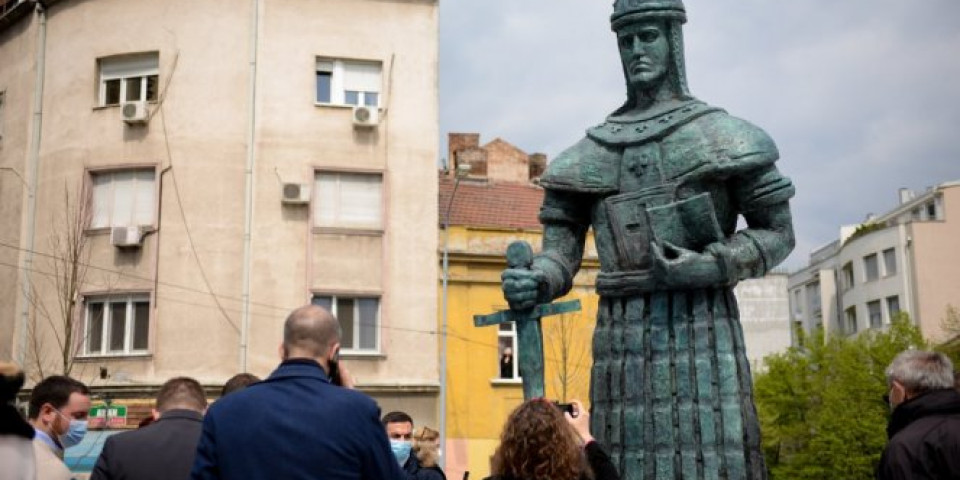 SVEČANO OTKRIVEN SPOMENIK DESPOTU STEFANU LAZAREVIĆU! Foto