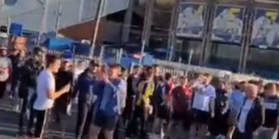 NAVIJAČI LIDSA PROTESTVUJU UOČI SUSRETA SA LIVERPULOM! Engleska NA NOGAMA zbog Superlige! /VIDEO/