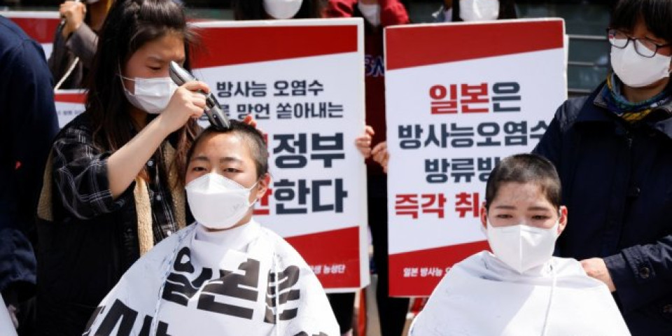 PROTEST ZBOG ODLUKE JAPANA DA U MORE ISPUSTI KONTAMINIRANU VODU IZ NUKLEARKE!  Studenti iz Južne Koreje OBRIJALI GLAVE ispred ambasade! /FOTO/