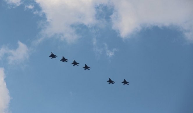 AMERIČKA ESKADRILA UVEŽBAVA BRZO PREMEŠTANJE TRUPA NA RUSKE GRANICE! U Poljsku sletelo više od 20 F-15 i F-16 lovaca američkog ratnog vazduhoplovstva! /FOTO/