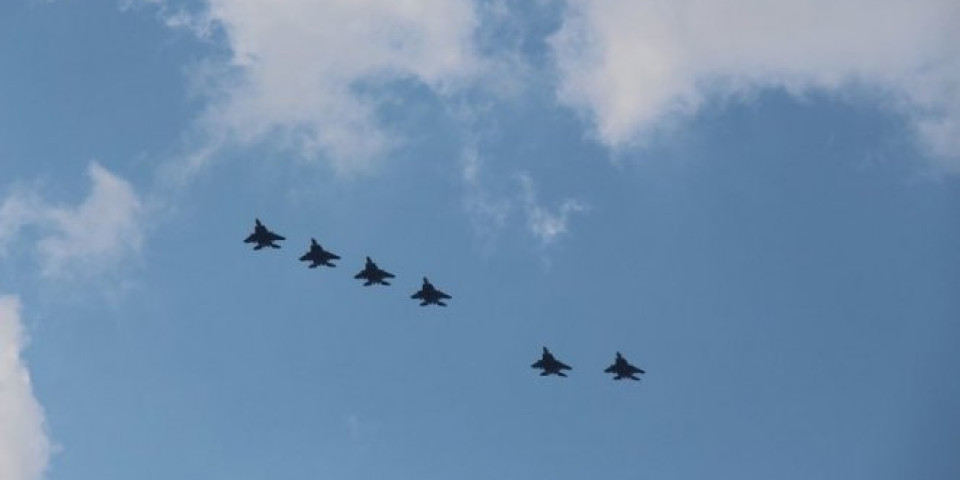 AMERIČKA ESKADRILA UVEŽBAVA BRZO PREMEŠTANJE TRUPA NA RUSKE GRANICE! U Poljsku sletelo više od 20 F-15 i F-16 lovaca američkog ratnog vazduhoplovstva! /FOTO/