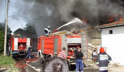 GORI PRIVATNA STRUGARA! Veliki požar izbio u selu Prilike kod Ivanjice, oblake je pocepao OGROMAN PLAMEN