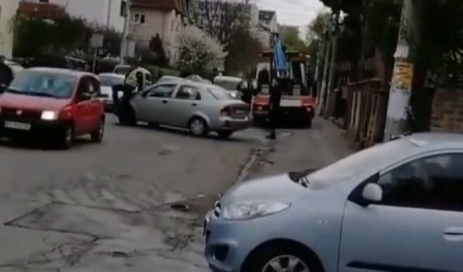 HIT SNIMAK IZ BEOGRADA! Pogrešno parkirao auto, pa pokušao da pobegne od pauka, a onda je POLICAJAC URADIO NEŠTO NEVEROVATNO!