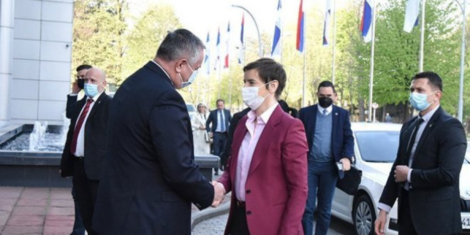 Brnabić i Dačić vodili ozbiljne razgovore za zvaničnicima Republike Srpske, POSLE SASTANAKA PRIDRUŽILI SE VUČIĆU /FOTO/