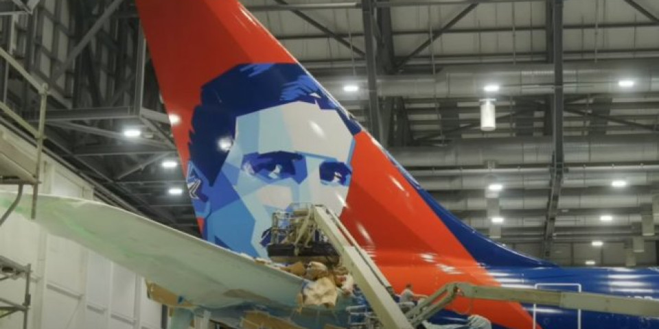 USKORO U BEOGRADU! Avion Er Srbije sa likom Nikole Tesle! Pogledajte kako izgleda proces oslikavanja! Video