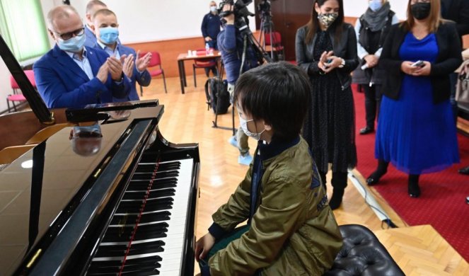 Muzička škola u Rakovici dobila klavir od Grada Beograda /FOTO/