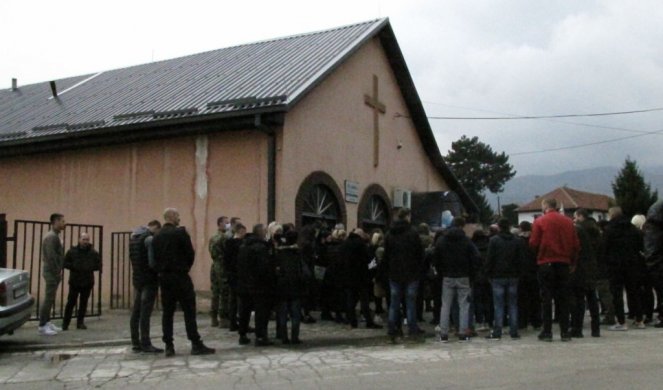 UZ VOJNE POČASTI SAHRANJEN MLADI PADOBRANAC! Na večni počinak ispraćen Ognjen Trajković, celo Vranje je PLAKALO ZA NJIM/FOTO/