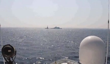 AMERIČKI RATNI BROD ZAVRŠIO NESLAVNO U PERSIJSKOM ZALIVU! Iranska mornarica ga PRIMORALA da naglo KOČI, pokuljao gust dim! /VIDEO/
