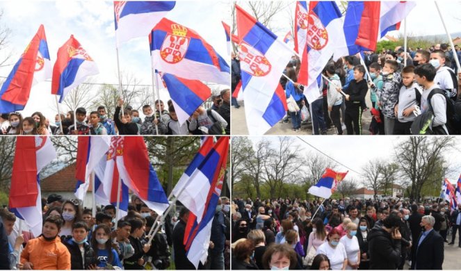 VIJORE SE SRPSKE ZASTAVE! Stanovnici Pukovca spremili fantastičan doček za predsednika Vučića! Foto