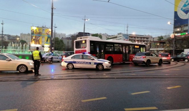 VELIKA POLICIJSKA AKCIJA NA SLAVIJI! Muškarci ležali na zemlji, vezani lisicama, građani u šoku! /VIDEO/FOTO/