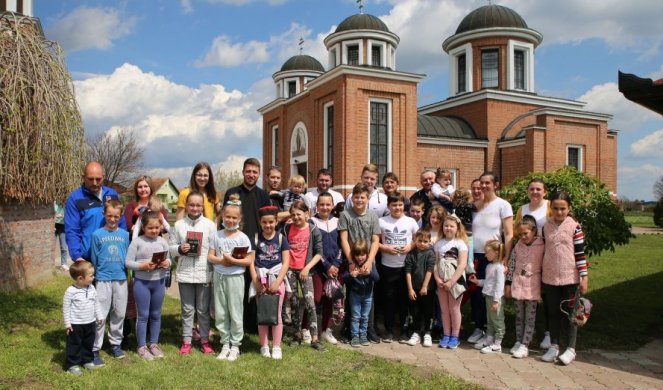 DECA SE TAKMIČILA U FARBANJU JAJA! U porti pravoslavnog hrama u Banatskom Dvoru održana tradicionalna priredba/foto/