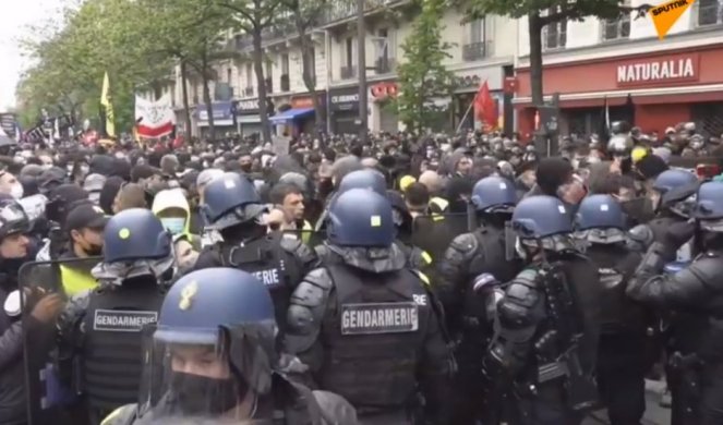 NOVI OKRŠAJ POLICIJE SA DEMONSTRANTIMA! Veliki protesti u Parizu protiv kovid pasoša, BAČEN SUZAVAC! /VIDEO/