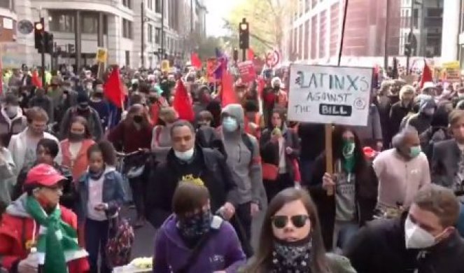 NOVI ZAKON U BRITANIJI PODIGAO DEMONSTRANTE NA NOGE! Protest u Londonu zbog većih ovlašćenja policije! /VIDEO/