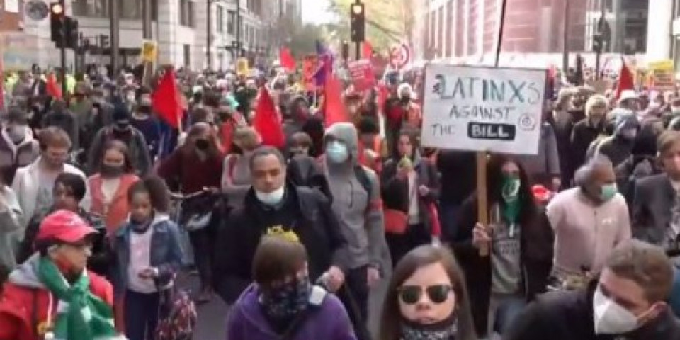 NOVI ZAKON U BRITANIJI PODIGAO DEMONSTRANTE NA NOGE! Protest u Londonu zbog većih ovlašćenja policije! /VIDEO/