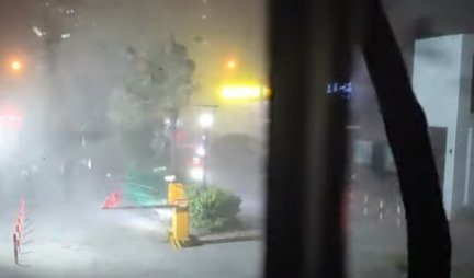 Uragan u Kini rušio sve pred sobom: ČUPAO STABLA, TELEFONSKE GOVORNICE I FASADE BRZINOM DO 162 KM NA SAT!