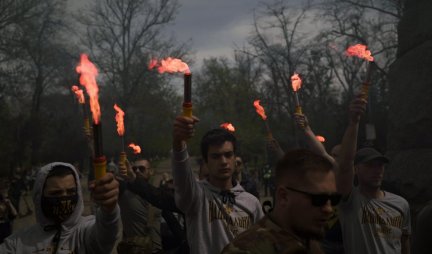 UKRAJINSKI NACIONALISTI POKUŠALI DA SE DOKOPAJU ZELENSKOG! Veliki sukobi sa policijom, bačen suzavac i dimne bombe! /VIDEO/
