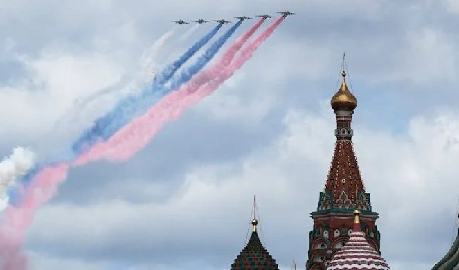 (VIDEO) GLEDAJTE I UŽIVAJTE, MOSKOVSKO NEBO UKRASILO 76 AVIONA I HELIKOPTERA! Spektakularna proba vazdušnog dela Parade pobede! KAKO ĆE TEK BITI 9. MAJA!