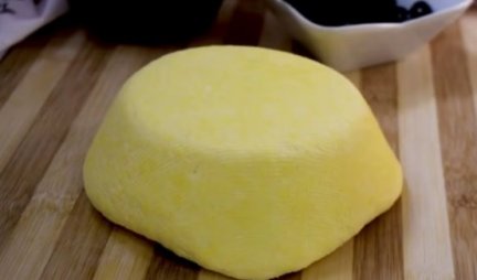 MOŽE DA STOJI NEDELJU DANA! Napravite domaći mladi sir od mleka, pavlake i jaja /VIDEO/