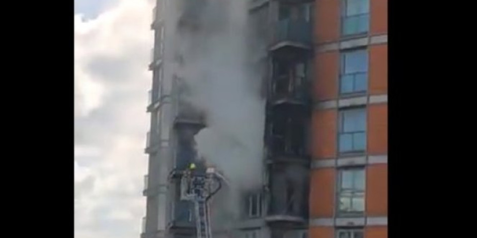 VELIKI POŽAR U LONDONU! Vatra zahvatila tri sprata solitera, 125 vatrogasaca bori se sa stihijom /VIDEO/