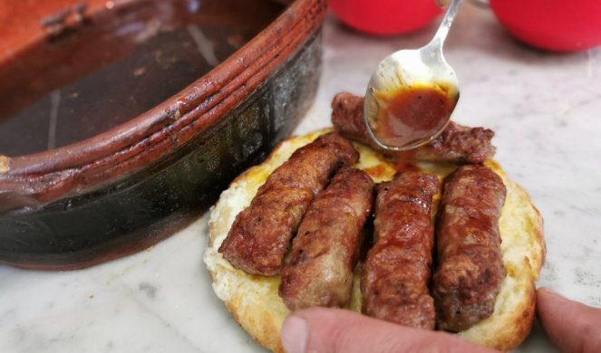 ŠTA SE DESI KADA SE SRETNU ĆEVAPI I KOMPLET LEPINJA? Pekar iz Čačka ima novi specijalitet - "ĆELEPINJU" koja je postala pravi hit