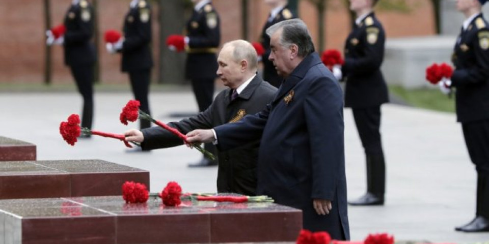 PUTIN POLOŽIO VENAC NA GROB NEZNANOG JUNAKA i time odao počast  borcima Sovjetskog saveza! /FOTO/