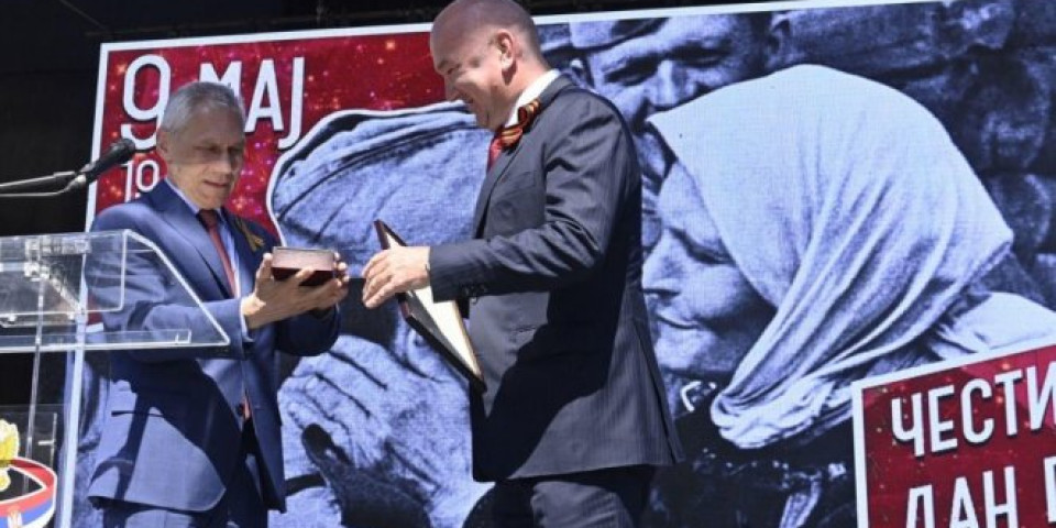PUTIN NAGRADIO MINISTRA POPOVIĆA! Harčenko mu uručio SPOMEN-MEDALJU u čast Dana pobede! /FOTO/
